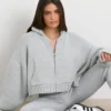 Hanorac scurt cu glugă și fermoar TRUE din tricot gros, în culoarea gri melanj Hanorac scurt cu glugă și fermoar TRUE din tricot gros, în culoarea gri melanj