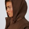 Jachetă cropped cu mâneci detașabile, de culoare maro cacao Jachetă cropped cu mâneci detașabile, de culoare maro cacao