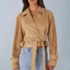 Jachetă scurtă cu curea din imitație de piele de căprioară Noelie, culoare maro deschis Jachetă scurtă cu curea din imitație de piele de căprioară Noelie, culoare maro deschis
