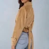 Jachetă scurtă cu curea din imitație de piele de căprioară Noelie, culoare maro deschis Jachetă scurtă cu curea din imitație de piele de căprioară Noelie, culoare maro deschis