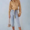 Jachetă scurtă cu curea din imitație de piele de căprioară Noelie, culoare maro deschis Jachetă scurtă cu curea din imitație de piele de căprioară Noelie, culoare maro deschis