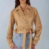 Jachetă scurtă cu curea din imitație de piele de căprioară Noelie, culoare maro deschis Jachetă scurtă cu curea din imitație de piele de căprioară Noelie, culoare maro deschis