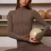Jachetă scurtă cu fermoar Soft Active în culoarea Cacao Jachetă scurtă cu fermoar Soft Active în culoarea Cacao