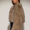 Jachetă scurtă din blană artificială Galaia, maro deschis Jachetă scurtă din blană artificială Galaia, maro deschis