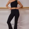 Maiou cu un umăr răsucit, negru Maiou cu un umăr răsucit, negru