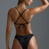 Oh Polly Costume de baie: Slip de bikini cu decupaj în V și picioare înalte, cu ornamente HOTFIX, în negru Oh Polly Costume de baie: Slip de bikini cu decupaj în V și picioare înalte, cu ornamente HOTFIX, în negru