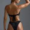 Oh Polly Costume de baie: Top de bikini bandeau cu eșarfă decorată, ediția HOTFIX, negru Oh Polly Costume de baie: Top de bikini bandeau cu eșarfă decorată, ediția HOTFIX, negru