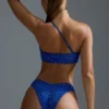 Oh Polly Costume de baie: Top de bikini bandeau cu un singur umăr, decorat, din ediția HOTFIX, în albastru regal Oh Polly Costume de baie: Top de bikini bandeau cu un singur umăr, decorat, din ediția HOTFIX, în albastru regal