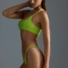 Oh Polly Costume de baie: Top de bikini bandeau cu un umăr, cu ornamente, din ediția HOTFIX, în culoarea Acid Lime Oh Polly Costume de baie: Top de bikini bandeau cu un umăr, cu ornamente, din ediția HOTFIX, în culoarea Acid Lime