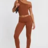 Pantaloni Anona din amestec de modal și cașmir, cu talie medie, în culoarea maro castan Pantaloni Anona din amestec de modal și cașmir, cu talie medie, în culoarea maro castan