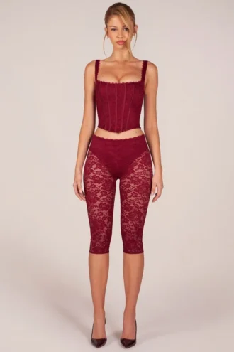 Pantaloni capri cu dantelă Annalisa  în roșu cireș