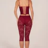 Pantaloni capri cu dantelă Annalisa în roșu cireș Pantaloni capri cu dantelă Annalisa în roșu cireș