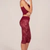 Pantaloni capri cu dantelă Annalisa în roșu cireș Pantaloni capri cu dantelă Annalisa în roșu cireș