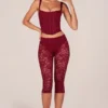 Pantaloni capri cu dantelă Annalisa în roșu cireș Pantaloni capri cu dantelă Annalisa în roșu cireș