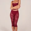 Pantaloni capri cu dantelă Annalisa în roșu cireș Pantaloni capri cu dantelă Annalisa în roșu cireș