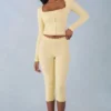 Pantaloni capri din tricot Selene, cu talie medie, în galben unt Pantaloni capri din tricot Selene, cu talie medie, în galben unt