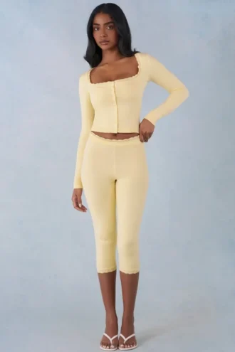Pantaloni capri din tricot Selene, cu talie medie, în galben unt Pantaloni capri din tricot Selene, cu talie medie, în galben unt