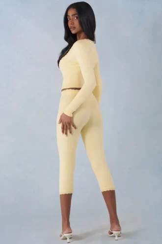 Pantaloni capri din tricot Selene, cu talie medie, în galben unt Pantaloni capri din tricot Selene, cu talie medie, în galben unt