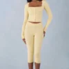 Pantaloni capri din tricot Selene, cu talie medie, în galben unt Pantaloni capri din tricot Selene, cu talie medie, în galben unt