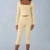 Pantaloni capri din tricot Selene, cu talie medie, în galben unt Pantaloni capri din tricot Selene, cu talie medie, în galben unt