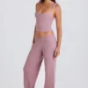 Pantaloni de jogging cu croi larg din tricot cu nervuri, în nuanța Mauve Pantaloni de jogging cu croi larg din tricot cu nervuri, în nuanța Mauve