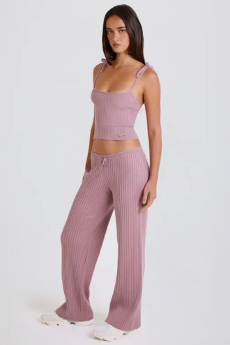 Pantaloni de jogging cu croi larg din tricot cu nervuri, în nuanța Mauve Pantaloni de jogging cu croi larg din tricot cu nervuri, în nuanța Mauve