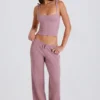 Pantaloni de jogging cu croi larg din tricot cu nervuri, în nuanța Mauve Pantaloni de jogging cu croi larg din tricot cu nervuri, în nuanța Mauve