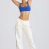 Pantaloni de jogging cu talie medie și croi drept, în culoare albă Pantaloni de jogging cu talie medie și croi drept, în culoare albă