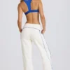 Pantaloni de jogging cu talie medie și croi drept, în culoare albă Pantaloni de jogging cu talie medie și croi drept, în culoare albă