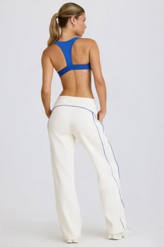 Pantaloni de jogging cu talie medie și croi drept, în culoare albă Pantaloni de jogging cu talie medie și croi drept, în culoare albă
