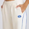 Pantaloni de jogging cu talie medie și croi drept, în culoare albă Pantaloni de jogging cu talie medie și croi drept, în culoare albă