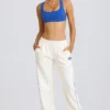 Pantaloni de jogging cu talie medie și croi drept, în culoare albă Pantaloni de jogging cu talie medie și croi drept, în culoare albă