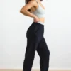 Pantaloni de jogging din bumbac fleece, cu talie medie, în culoarea neagră Pantaloni de jogging din bumbac fleece, cu talie medie, în culoarea neagră