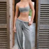 Pantaloni de jogging din bumbac texturat, cu talie joasă și picior larg, în culoarea gri închis Pantaloni de jogging din bumbac texturat, cu talie joasă și picior larg, în culoarea gri închis