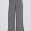 Pantaloni de jogging din bumbac texturat, cu talie joasă și picior larg, în culoarea gri închis Pantaloni de jogging din bumbac texturat, cu talie joasă și picior larg, în culoarea gri închis