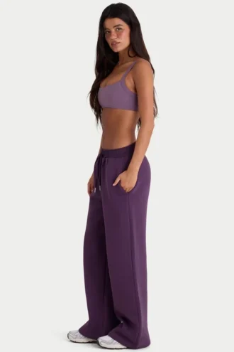 Pantaloni de jogging din jersey periat, cu croi larg, în culoarea prune Pantaloni de jogging din jersey periat, cu croi larg, în culoarea prune