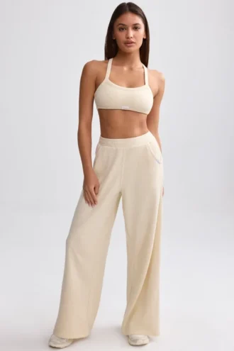 Pantaloni de jogging din material frotir cu croi larg, de culoare crem Pantaloni de jogging din material frotir cu croi larg, de culoare crem