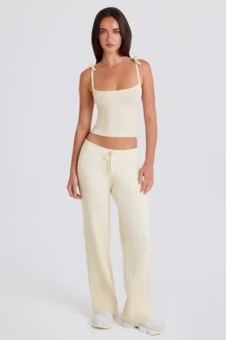 Pantaloni de jogging din tricot cu nervuri, cu croi larg, în culoarea crem Pantaloni de jogging din tricot cu nervuri, cu croi larg, în culoarea crem