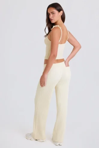 Pantaloni de jogging din tricot cu nervuri, cu croi larg, în culoarea crem Pantaloni de jogging din tricot cu nervuri, cu croi larg, în culoarea crem