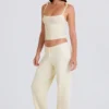 Pantaloni de jogging din tricot cu nervuri, cu croi larg, în culoarea crem Pantaloni de jogging din tricot cu nervuri, cu croi larg, în culoarea crem