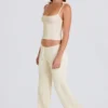 Pantaloni de jogging din tricot cu nervuri, cu croi larg, în culoarea crem Pantaloni de jogging din tricot cu nervuri, cu croi larg, în culoarea crem