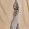 Pantaloni de jogging din tricot cu nervuri, talie medie și croi larg, în culoarea Ice Marl Pantaloni de jogging din tricot cu nervuri, talie medie și croi larg, în culoarea Ice Marl