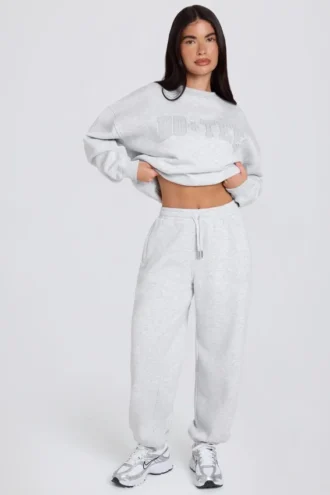 Pantaloni de jogging relaxați, cu talie medie, din jersey de bumbac periat, în gri melanj Pantaloni de jogging relaxați, cu talie medie, din jersey de bumbac periat, în gri melanj