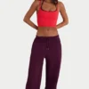 Pantaloni de jogging relaxați din jersey de bumbac periat, cu talie medie, în culoarea burgund Pantaloni de jogging relaxați din jersey de bumbac periat, cu talie medie, în culoarea burgund