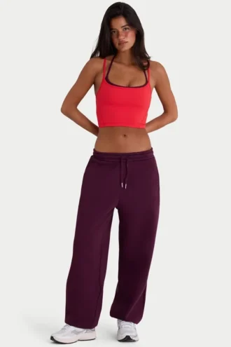 Pantaloni de jogging relaxați din jersey de bumbac periat, cu talie medie, în culoarea burgund Pantaloni de jogging relaxați din jersey de bumbac periat, cu talie medie, în culoarea burgund