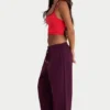 Pantaloni de jogging relaxați din jersey de bumbac periat, cu talie medie, în culoarea burgund Pantaloni de jogging relaxați din jersey de bumbac periat, cu talie medie, în culoarea burgund