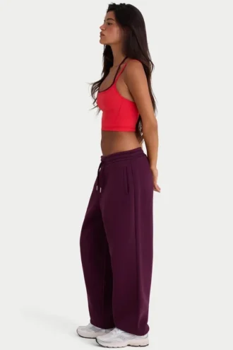 Pantaloni de jogging relaxați din jersey de bumbac periat, cu talie medie, în culoarea burgund Pantaloni de jogging relaxați din jersey de bumbac periat, cu talie medie, în culoarea burgund