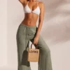 Pantaloni de plajă cu textură șifonată, de culoare verde deschis, pentru ținute de vacanță