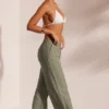Pantaloni de plajă cu textură șifonată, de culoare verde deschis, pentru ținute de vacanță