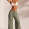 Pantaloni de plajă cu textură șifonată, de culoare verde deschis, pentru ținute de vacanță